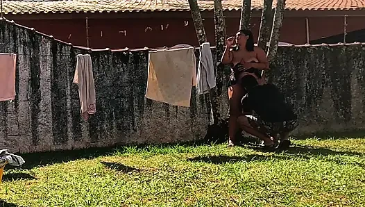 Istri pelacur menggantung pakaian tanpa celana dalam dan cuckold menidurinya di sana