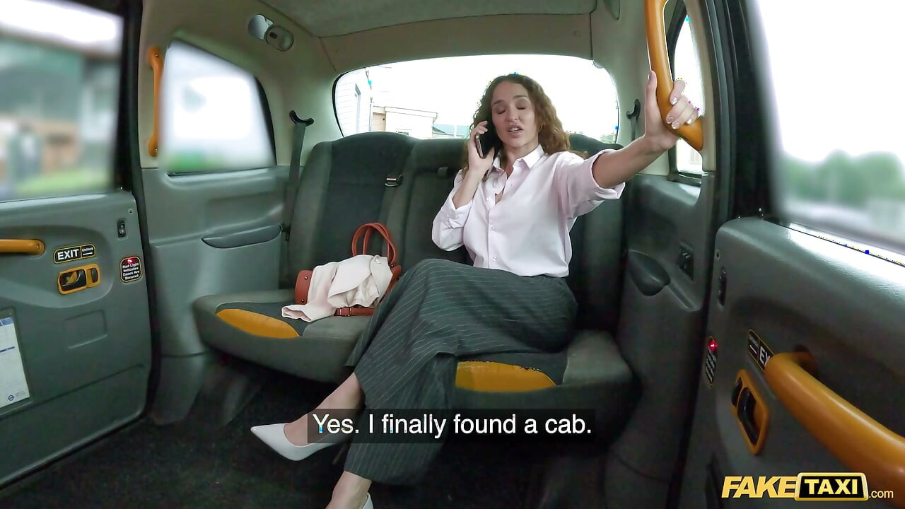 Mein großer schwarzer Schwanz fickt eine herrische CEO direkt in die Muschi - Fake Taxi