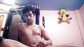 Chłopiec z seksownym ciałem masturbuje się ostro