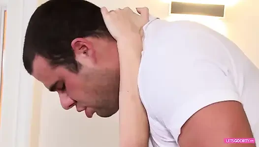 Sarışın orta yaşlı seksi kadın ateşli üçlü seks seansında eğleniyor