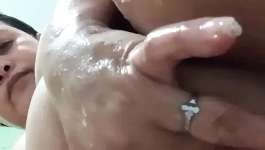 Привет, пареньки трахают меня или отправьте мне свой огромный хуй, чтобы вставить в мою мокрую и тугую киску