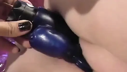 Lesbian lagi asik muasin memeknya pakai mainan seks sebelum dientot habis-habisan sama kontol besar