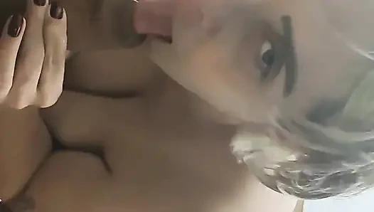 Amatör gırtlağına kadar alıyor ve ağzıma boşalıyor - döl sürtük