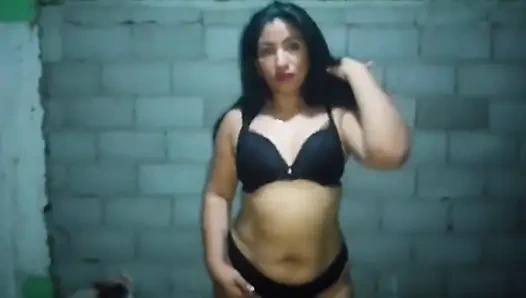 Büyük götlü latin esmer mastürbasyon yapıyor ve zevkle çığlık atıyor