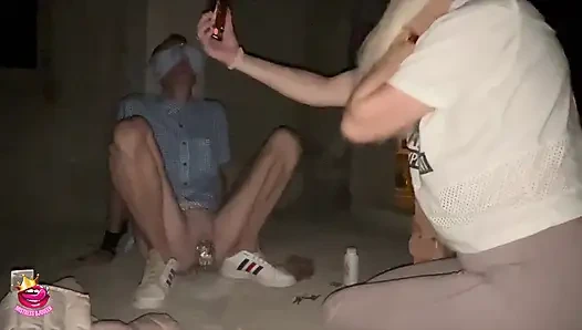 Оставленная одна связанная с завязанными глазами, обнаженная и выставленная напоказ