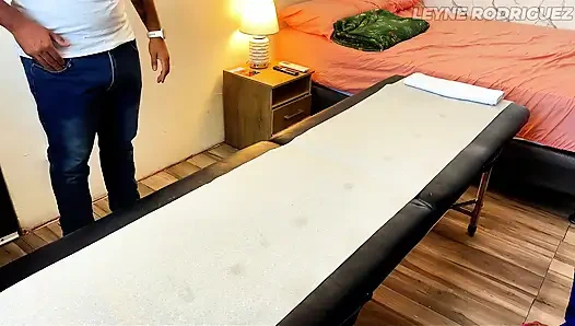 Massage with an unexpected happy ending - Risky Cum