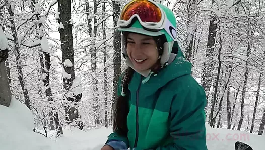 Mila Fox Lisichka在寒冷的树林里热辣地吮吸滑雪板手的鸡巴。脸上的精子