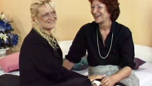 Lesbische oma neukt rondborstige blonde milf met een voorbinddildo