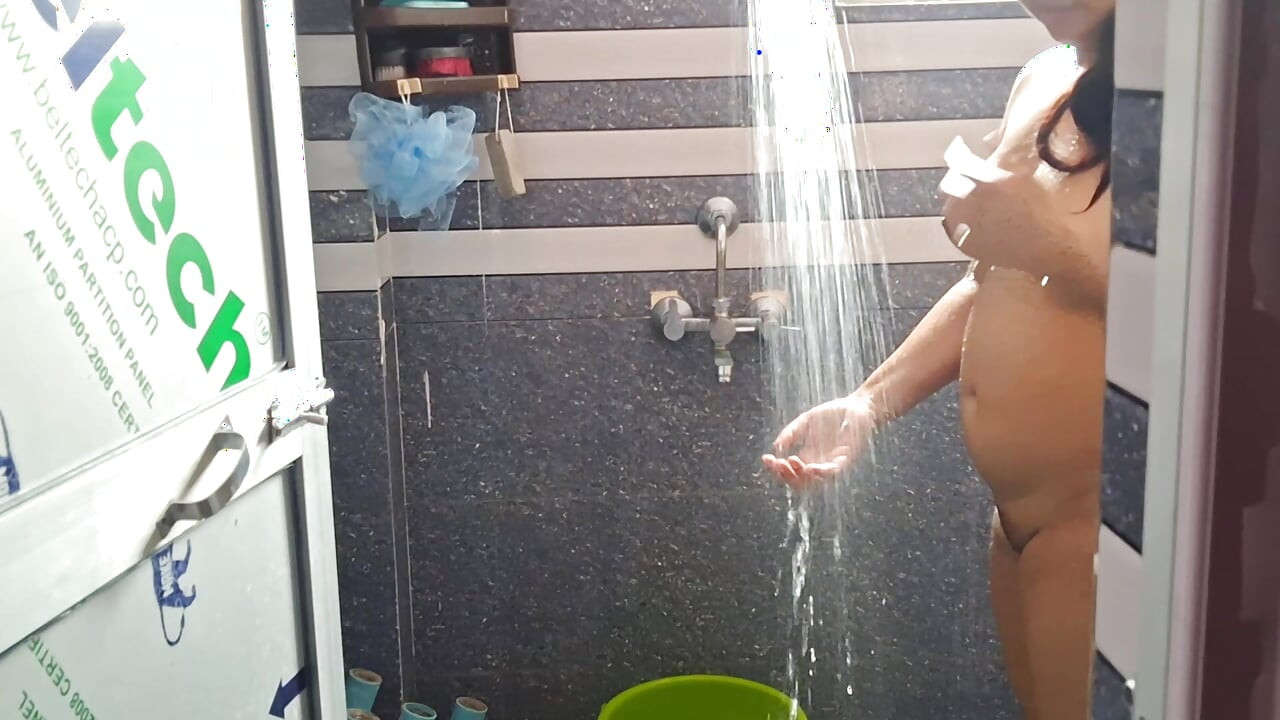 Lund ki pyasi Nisha Bhabhi ne karwayi bathroom mein  chudai