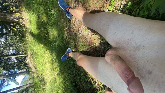 Twink se corre en el bosque