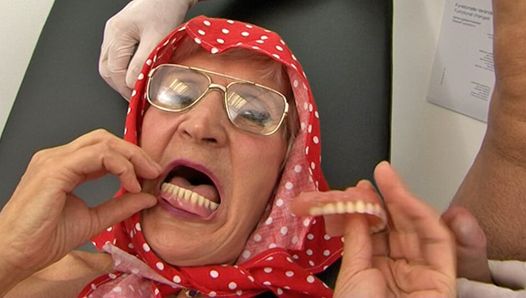 Tandeloze oma (70+) doet haar gebitsgebit uit vóór de seks