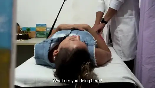 Невинный осмотр превращается в дикий - ортопед соблазняет и трахает пациентку