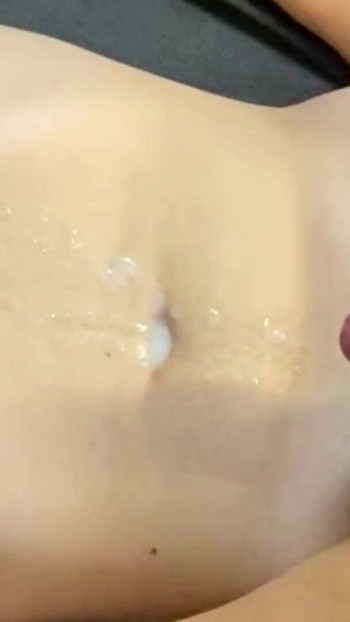 Je ne peux plus la tenir et couvre tout le corps de sperme chaud | Clip 1