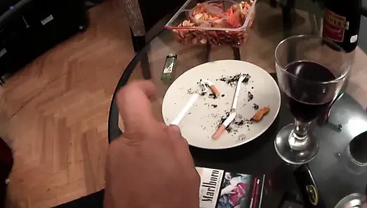 Tatilde, büyük memeli azgın bir kadını sikiyorum ve kocası katılıyor.