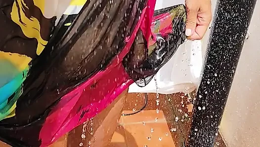 Milf mit dicken titten duscht draußen und rasiert ihre muschi