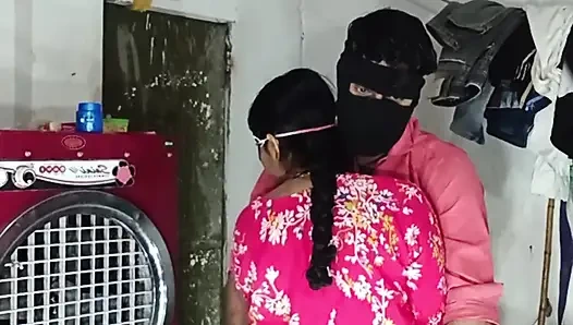 Arsch-muschi ficken, muschi lutschen, brüste lutschen, milch aus der brust lutschen und auf dem schwanz im doggystyle sitzen und direkt auf Hindi-audio liegend