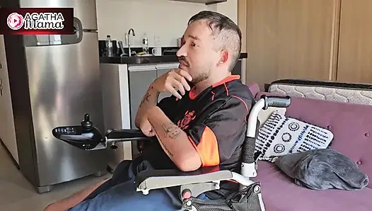 Ben, Agatha Mama, kısa etekli temizlikçi kadın, sapık bir tekerlekli sandalye kullanıcısıyla çılgın bir seks oluyorum!