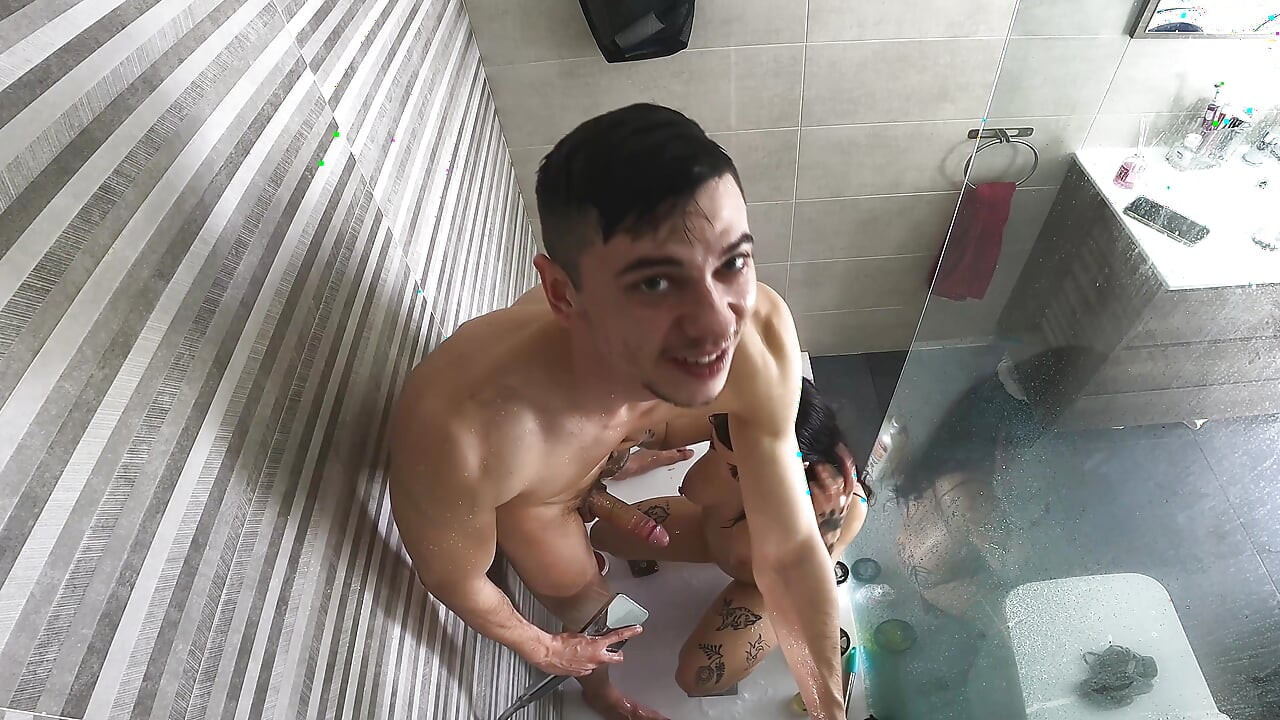Вони вперше займаються сексом у душі