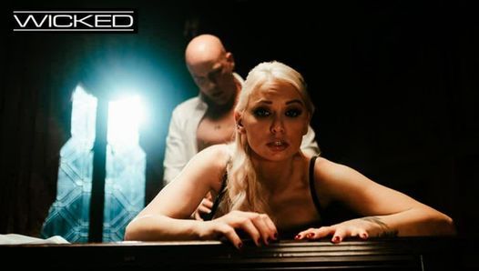 Wicked - piękna blondynka Kenzie Taylor ujeżdża dużego kutasa