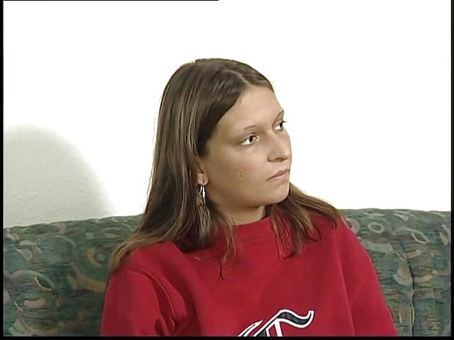 Kleine brünette mit kleinen titten zeigt ihren sexy körper beim casting