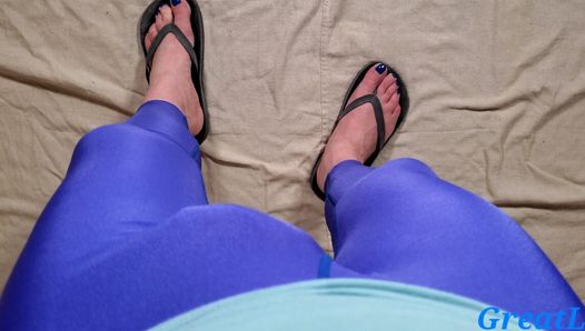 Uitpuilende pik in lopende panty's - spandex legging masturbatie