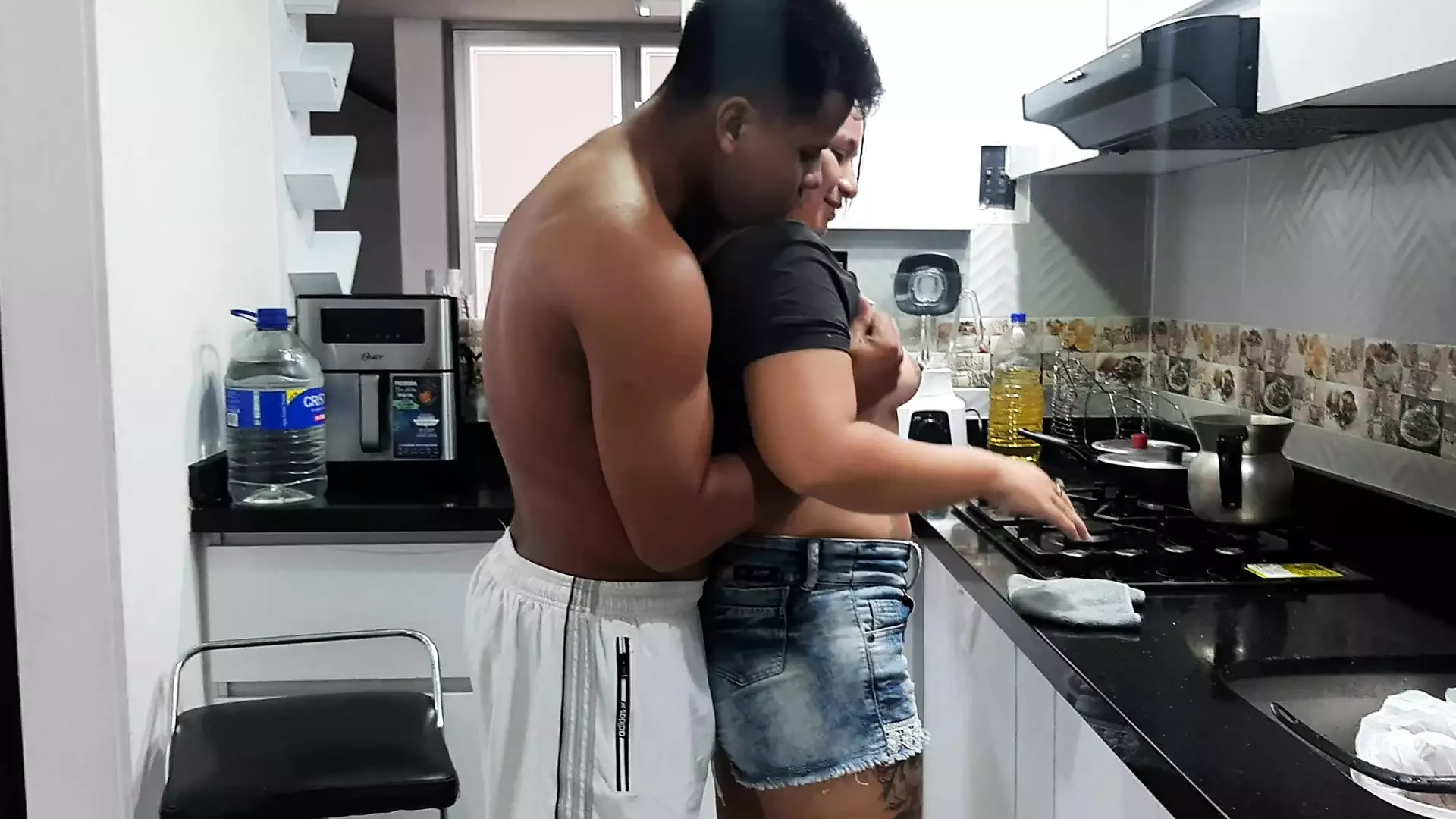 Ее вкусные сиськи заводят меня, она делает мне лучший минет, она сучка