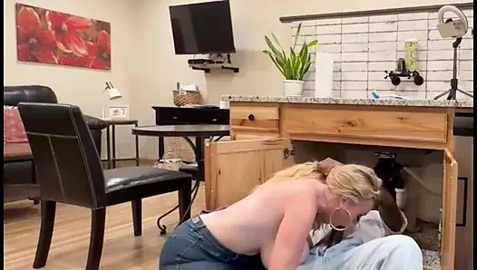 Büyük memeli aldatan anne tesisatçıyla sikişiyor