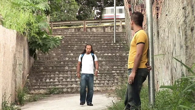 Guys meet to thrust their cocks in their assholes until both cum violently