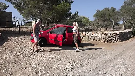 Kaltak başka bir büyük yarak emerken arkadan amını siktiriyor
