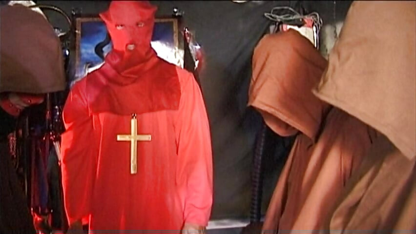كوغار ألمانية شقراء تهيمن عليها وتتعرض للضرب في BDSM