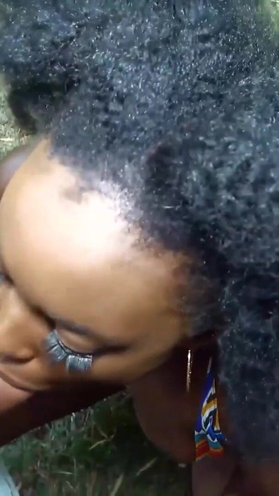 セクシーなナチュラルエボニーのホットな女性がBWCのアメリカンボーイフレンドと野外でセックスする | クリップ 1