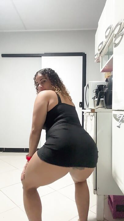 DANCANDO FUNK DE VESTIDO CURTO E SEM CALSINHA
