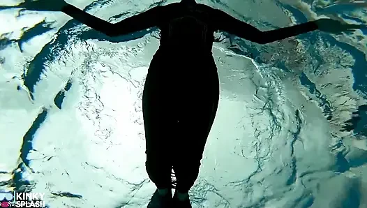 Wetsuit- budak seks penurut ini lagi asik muasin memeknya pakai sirip, tali, dan selam