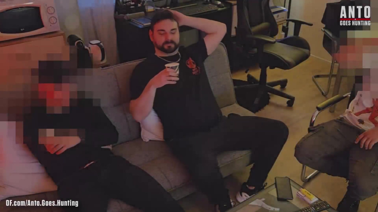 克里斯和史蒂文的首次3P当晚他们认识了对方