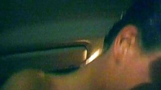 Een slanke Duitse babe is dol op het rijden op een pik in de auto