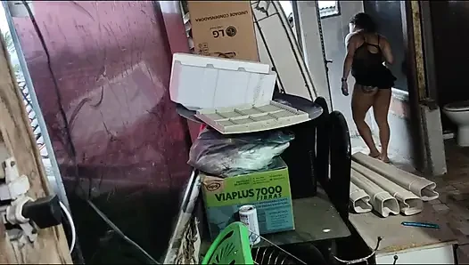 Yüzümü dölle buladı ve yutmamı sağladı
