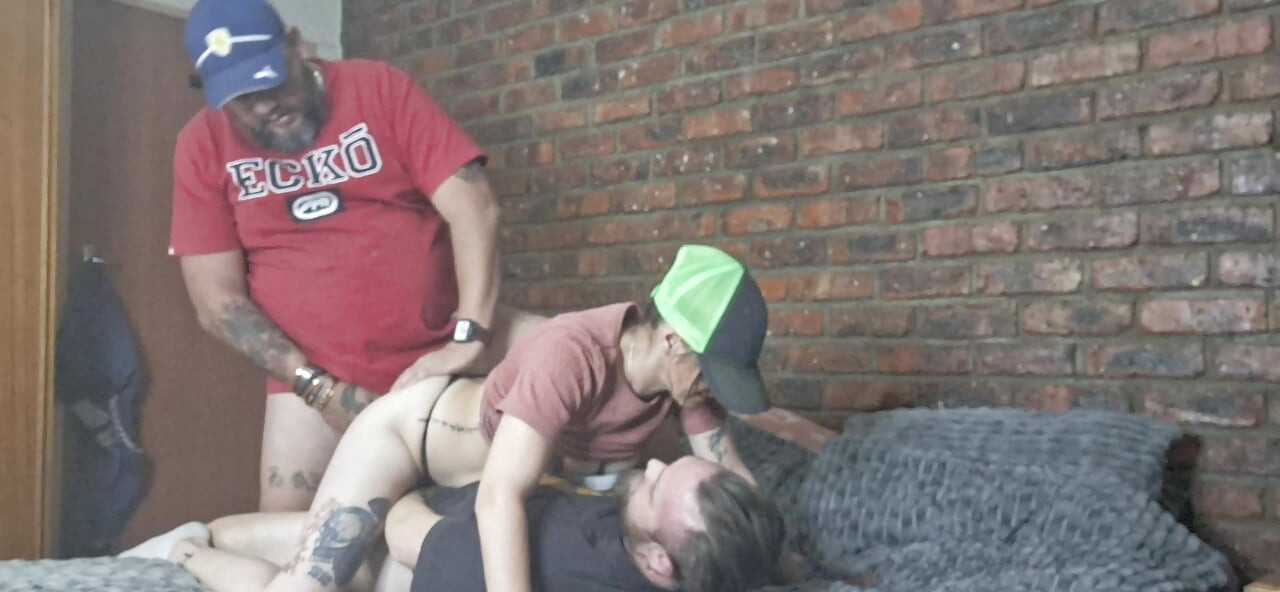 Ngentot suami dan teman di threesome