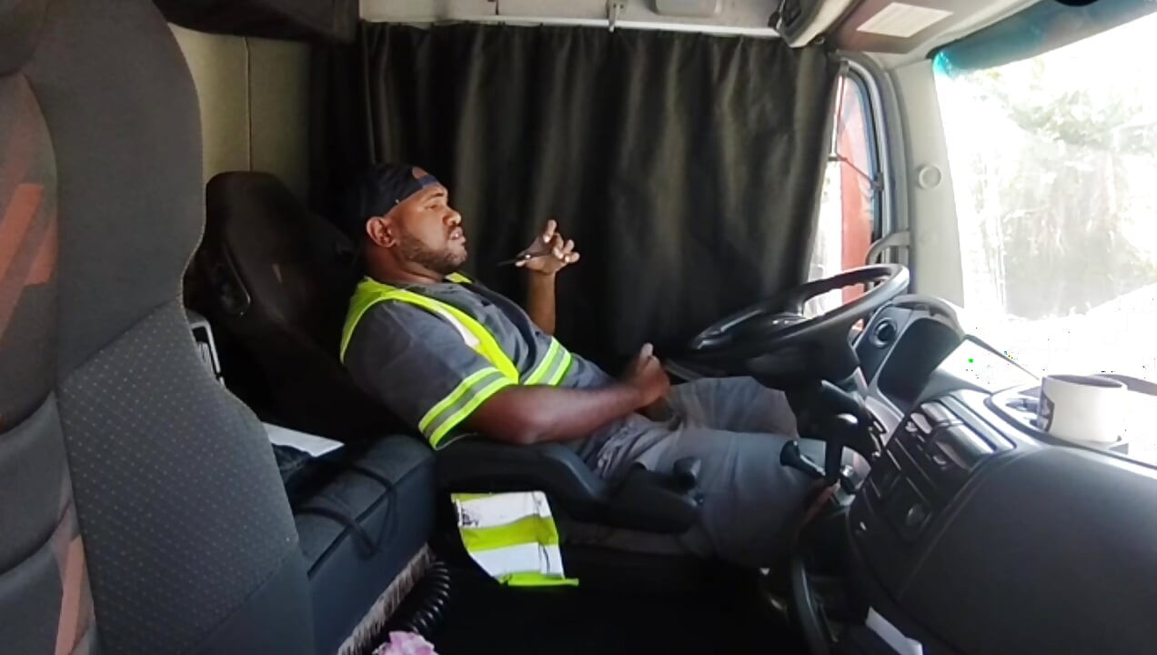 وقت الغداء ، وحيد داخل الشاحنة.