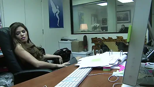 Asisten cewek kantor dientot bosnya