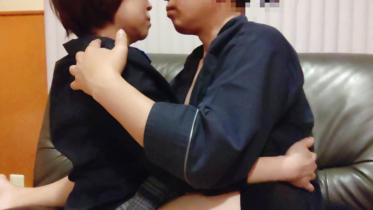 Униформен косплей, флиртуващ секс с униформна мацка в минипола, кремпай, свирка, лизане на путка