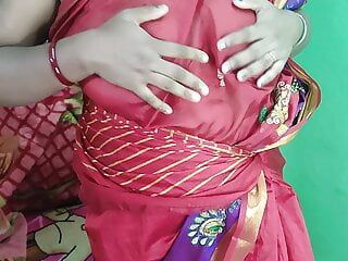 Indisch meisje dat in rode sharee danst en haar naakte lichaam toont