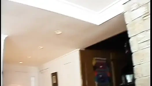 Seksi zenci bebek arkadaşlarının ıslak amına vibratör sokuyor