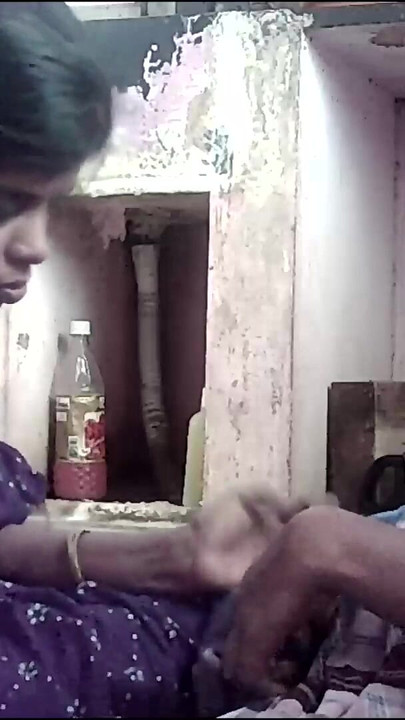 Morate vidjeti trenutak iz filma "Indijska seoska kućanica seksi romantično ljubi guzicu"