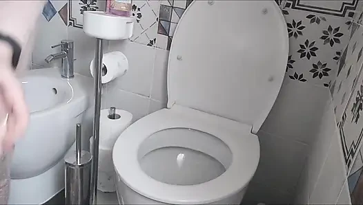 Aku sangat ingin buang air kecil
