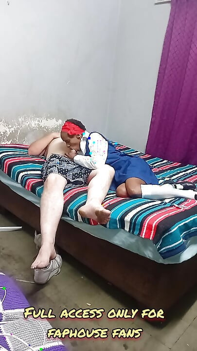 Fată neagră de 18 ani suge pula lui Johnny în uniforma școlii