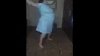 胖美女继母跳舞