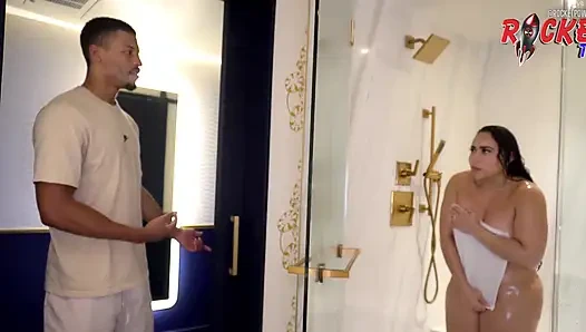 Секс в душе с Carmela Clutch