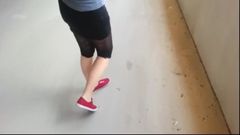 Girlfriend has to pee and wets her Leggings on parking deck