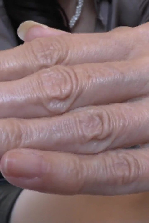 Elegante handen en echte vingernagels, gepresenteerd door Lady Victoria Valente