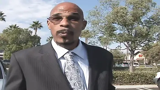 Sahte kutup, hırslı Leah Livington ile anlaşmayı mühürliyor